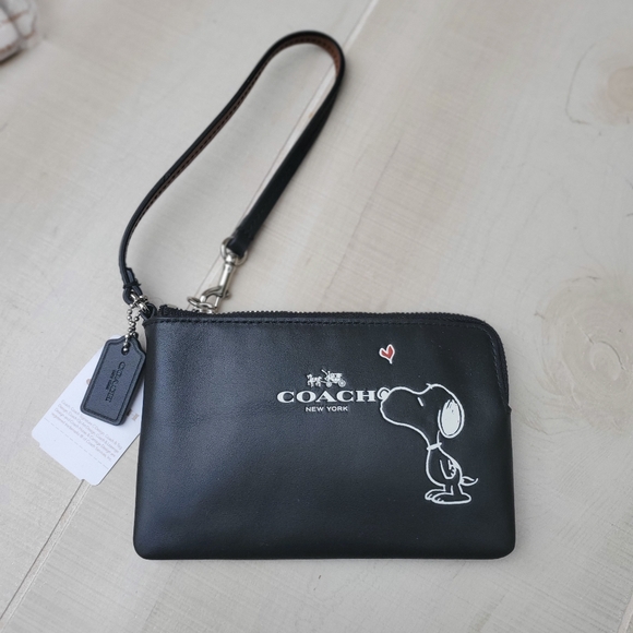 NWT COACH SNOOPY leather wristlet  F65193 - Picture 2 of 6